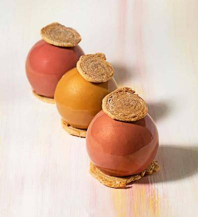 Chocolate spheres colored with Mona Lisa natural sparkling cocoa butters