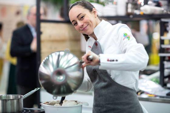 chef mexendo uma panela 